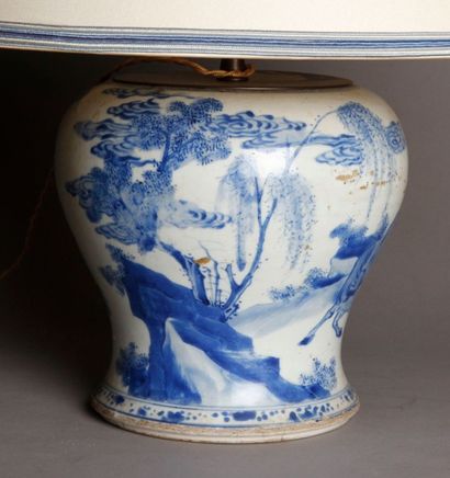 CHINE POTICHE en porcelaine de forme balustre décorée en bleu sous couverte de personnages...