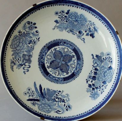 CHINE Grande COUPE circulaire en porcelaine décorée en bleu sous couverte de quatre...