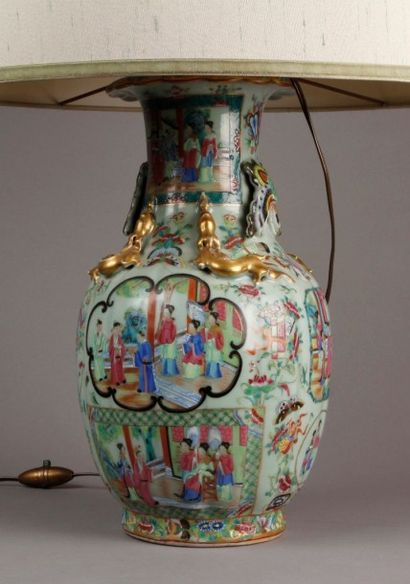 CHINE VASE de forme balustre en porcelaine décoré en émaux polychromes de Canton...