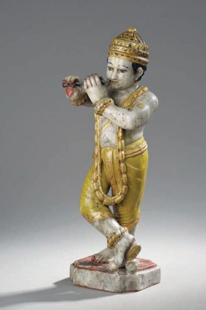 null Statue de KRISNA en albâtre polychrome, dansant en jouant de la flûte. Inde...