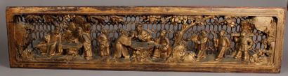 null Elément d'un bas-relief en bois doré dit de Ningbo représentant des scènes de...