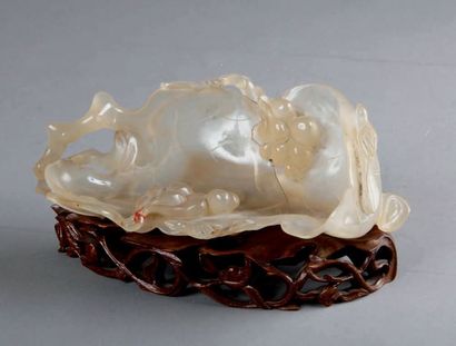 null COUPE CREUSE en agate à décor de fruits posée sur un socle en bois sculpté et...