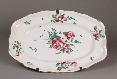 LUNEVILLE PLAT ovale en faïence à décor floral en petit feu. Fin du XVIIIe siècle....