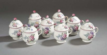 SCEAUX HUIT POTS couverts à jus en porcelaine tendre décorés en polychromie de fleurs,...