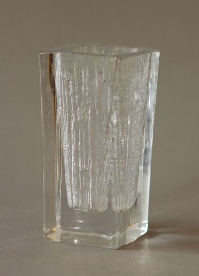 DAUM Petit VASE carré en cristal à bords striés. H. 14,8 cm