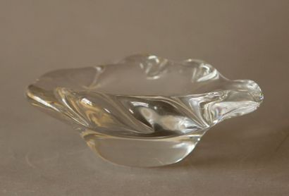DAUM Petite coupe ovale en cristal à bords de vagues. H. 7 L. 19 cm