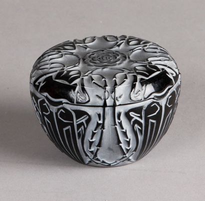 René LALIQUE BOÎTE ronde en verre opaque noir, modèle «Quatre scarabées», crée en...
