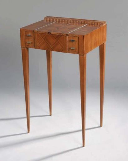 TRAVAIL FRANÇAIS 1930 Petit BUREAU de dame en placage de bois de rose, plateau à...