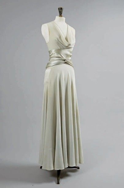 Madeleine VIONNET (attribué à) Robe du soir, vers 1931, corsage décolleté bénitier...