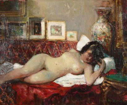 Jules René HERVÉ (1887-1981) Jeune femme allongée sur un canapé Huile sur carton,...