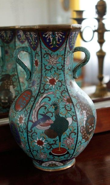 Vase à anses en émail cloisonné à décor de...