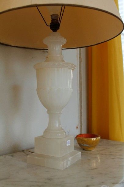 Pied de lampe de forme balustre en albâtre....