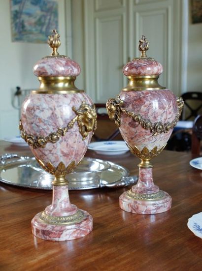 null Paire d'urnes en marbre brèche violette, monture en bronze à décor de têtes...