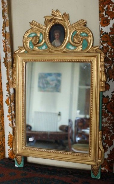 Petit miroir en bois doré, le fronton à décor...