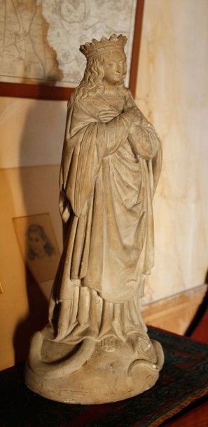 Vierge en pierre calcaire, représentée debout...