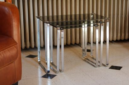 null Trois tables gigogne en métal, plateau en verre.
XXe siècle.
H. 44 L. 56 P....