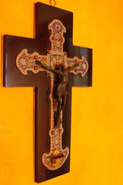 Crucifix en métal sur croix en émail cloisonné...