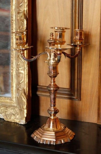  Paire de candélabres à trois bras de lumière en métal argenté. Style Louis XV. H....