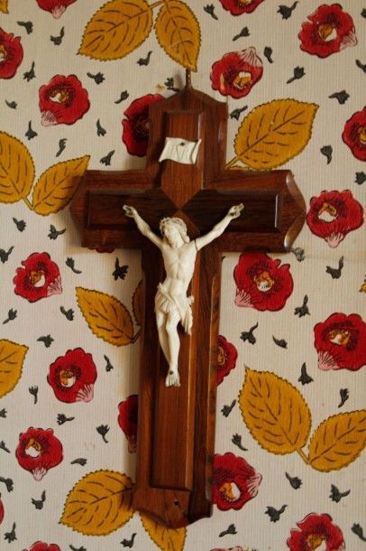 null Petit crucifix en ivoire sur croix en noyer.
(Petits accidents).
H. 36 cm