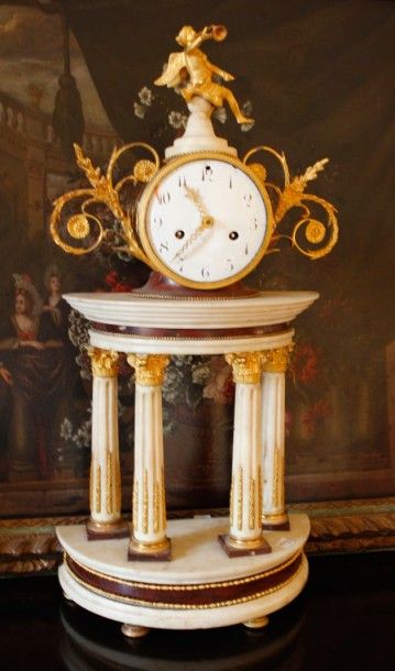 null Pendule portique en marbre blanc et bronze doré, à décor d'une renommée et de...