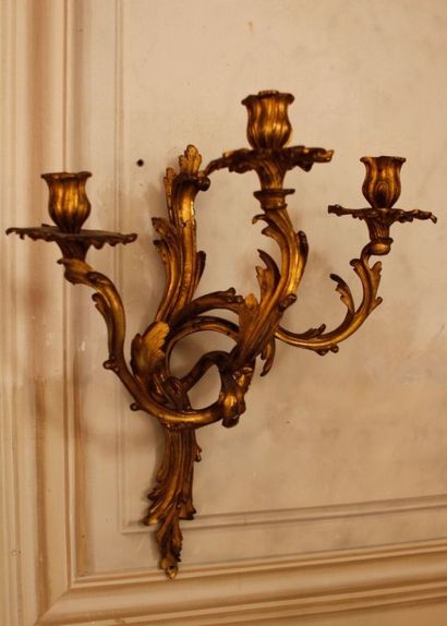 null Paire d'appliques en bronze doré à trois bras de lumière.
Style Louis XV.