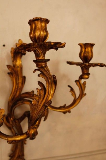 null Paire d'appliques en bronze doré à trois bras de lumière.
Style Louis XV.
