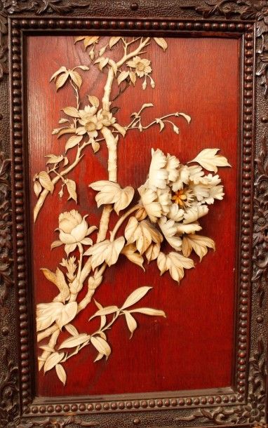 null Etagère en bois exotique sculpté de nuées et fleurs, ouvrant à trois portes...