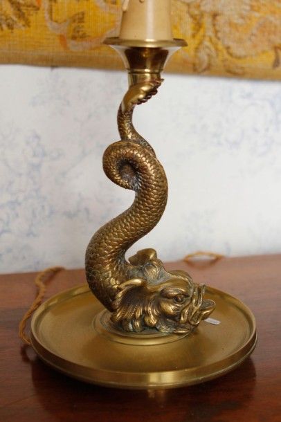 Pied de lampe en bronze en forme de dauphin.
XXe...