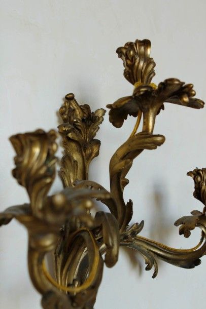 null Paire d'appliques à trois bras de lumière en bronze.
Style Louis XV.
H. 51 ...
