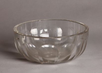 BACCARAT COUPE en cristal à décor de côtes. D. 25,5 cm