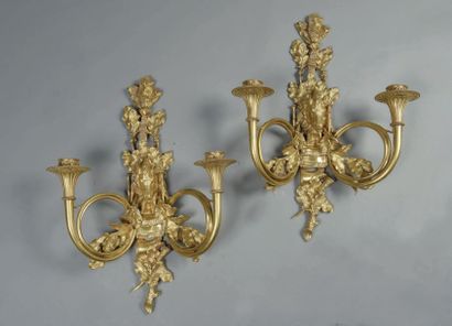 null PAIRE D'APPLIQUES en bronze ciselé et doré à deux lumières à décor de cors de...