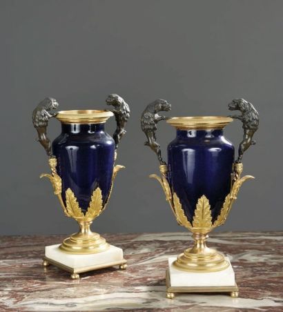 null PAIRE DE VASES en verre bleu montés de bronze doré et patiné, les anses à motifs...