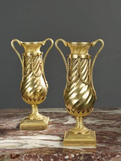 null PAIRE DE CASSOLETTES en bronze finement ciselé et doré de forme balustre à motifs...