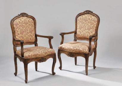 null PAIRE DE FAUTEUILS à châssis en bois naturel sculpté de feuillage, posant sur...