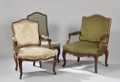 null DEUX FAUTEUILS et UNE CHAISE en bois naturel, à dossier cintré, accotoirs galbés,...