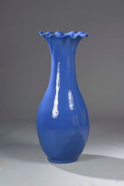 null Grand VASE en céramique bleue de forme balustre à col chantourné. XIXe siècle....