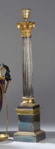 null LAMPE en bronze ciselé, doré et argenté, composée d'une colonne à chapiteau...