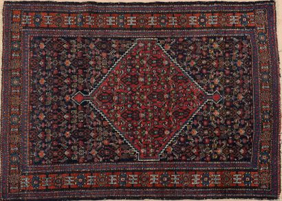 SENNEH ou Kurdistan iranien, circa 1920 TAPIS en laine à décor de petits motifs floraux...
