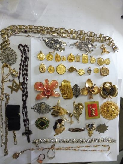 null LOT comprenant - 18 médailles religieuses et médaillon en métal doré - 14 broches...