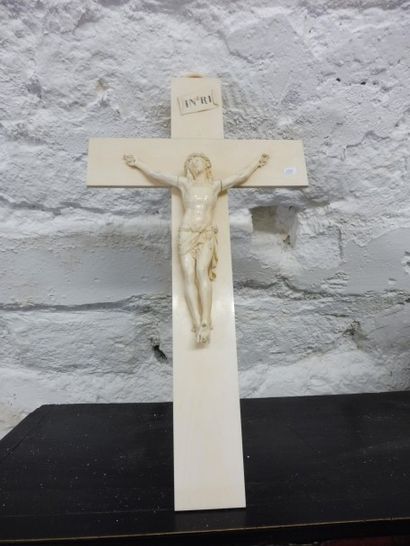 null BEAU CHRIST EN CROIX

Christ et croix en ivoire Travail de la fin du XIXème...