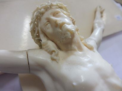 null BEAU CHRIST EN CROIX

Christ et croix en ivoire Travail de la fin du XIXème...