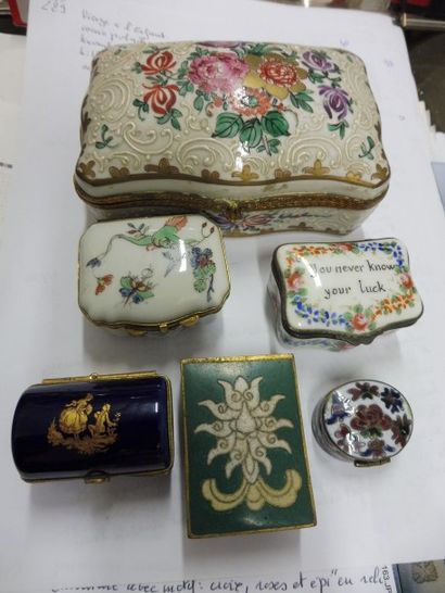 null 6 BOITES ET PORTE ALLUMETTES

Porcelaine et émail cloisonné (éclat à la base...