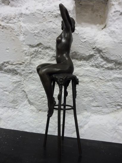null ‘’jeune femme assise sur un tabouret’’

Bronze à patine foncée H : 26 cm 
