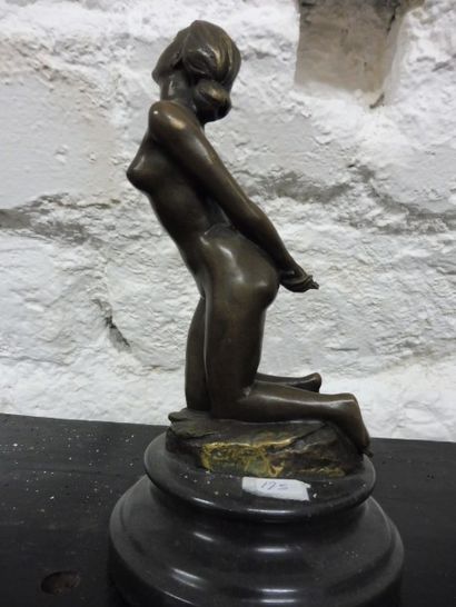 null ‘’l’implorante’’

Bronze à patine foncée Socle marbre noir

H : 22 cm