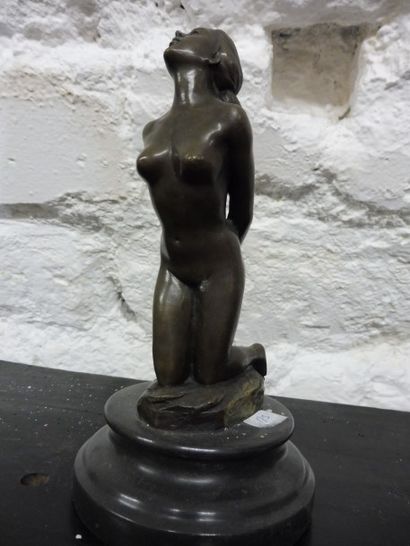 null ‘’l’implorante’’

Bronze à patine foncée Socle marbre noir

H : 22 cm