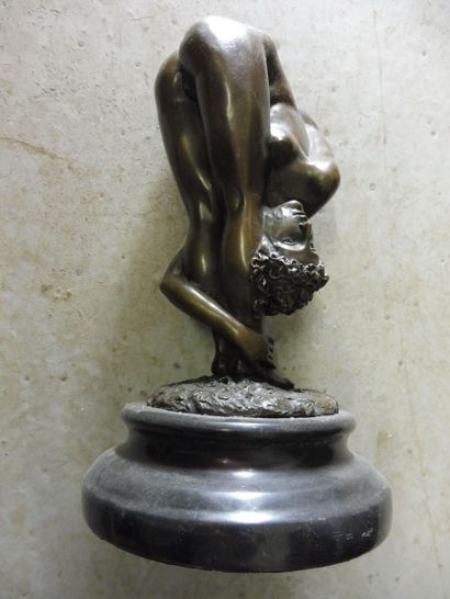null ‘’jeune femme pliée en deux’’

Bronze patiné Socle marbre noir H : 21 cm