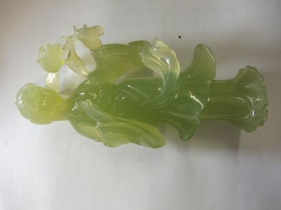 null ‘’kwanine à la fleur’’

Serpentine Chine - H : 13,8 cm Socle 

(bon état)