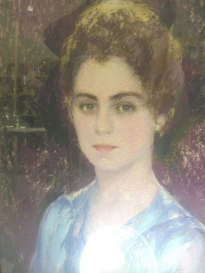 Ecole Française Xxème ‘’portrait de femme’’ Pastel Signé en bas à droite 74 x 48...