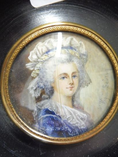 MINIATURE VIGIE LEBRUN (d’après) 

‘’portrait de Marie Antoinette à la robe bleue’’

Gouache...