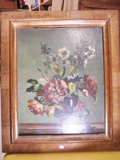 Ecole française du XXème 

‘’vase de fleurs sur un entablement’’

Huile sur toile...